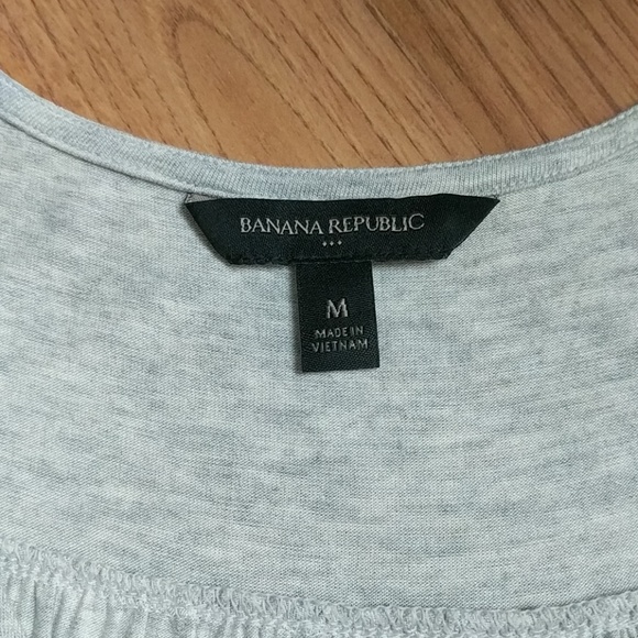 ⭐ Banana Republic Light Gray V-neck Peplum Tank - Picture 2 of 8